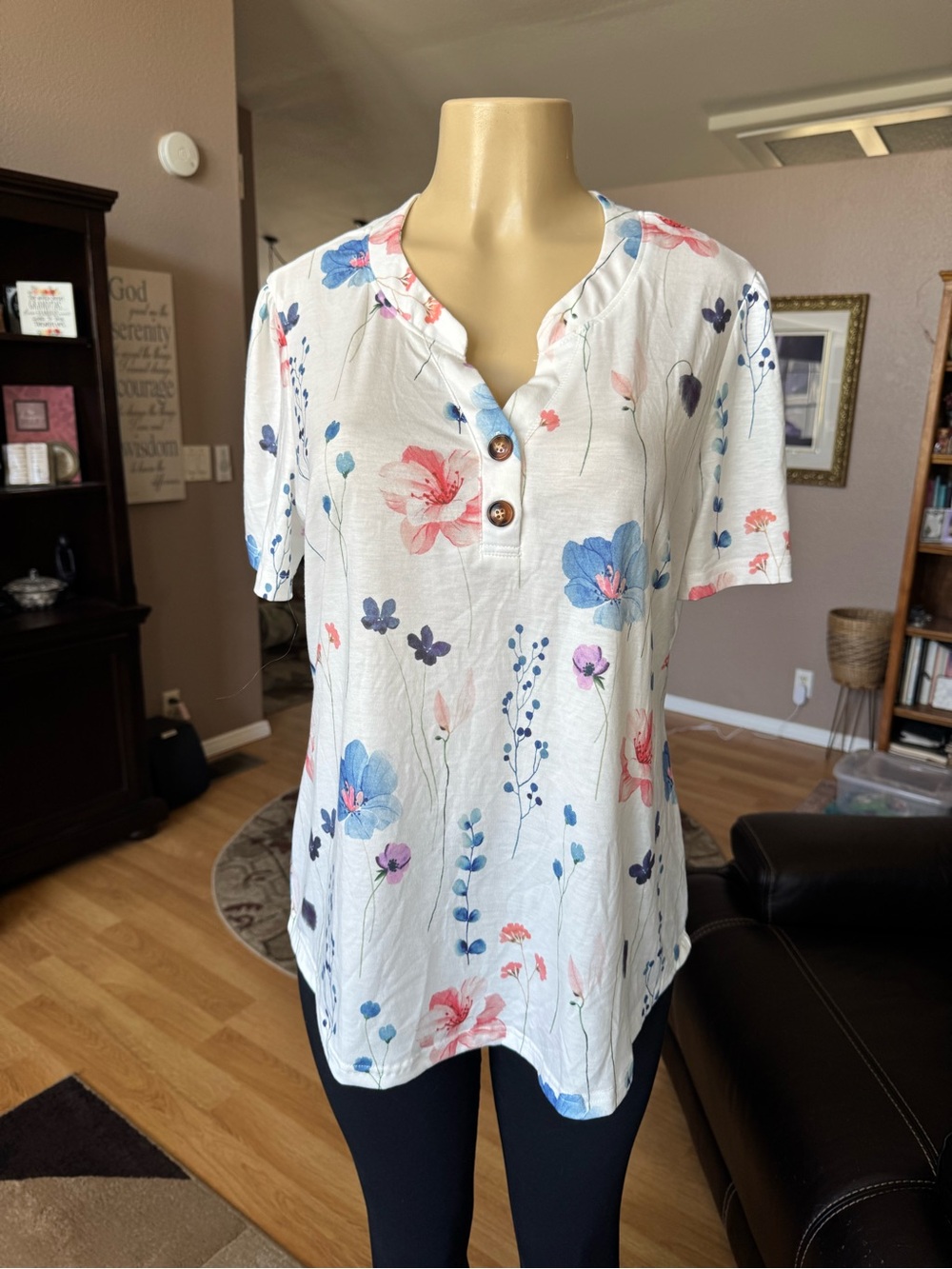Fantaslook white floral Henley style short sleeve V-neck blouse-size L